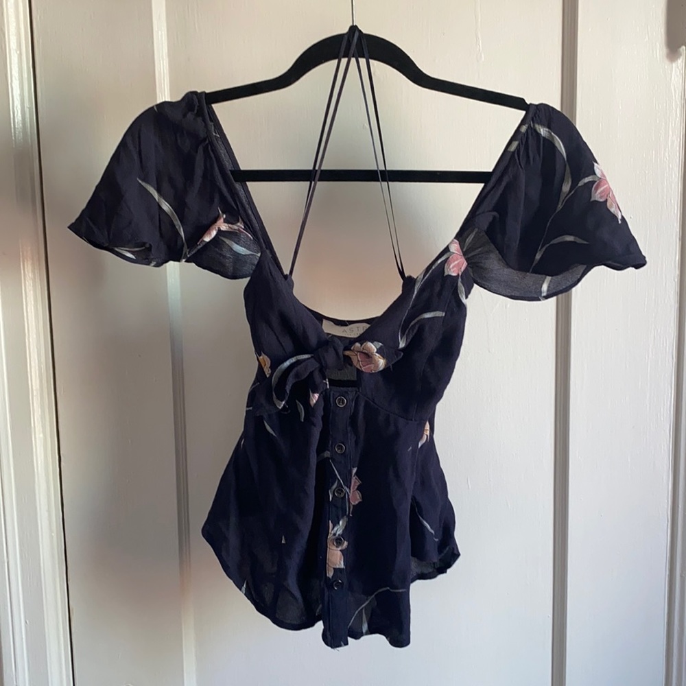 ASTR front tie & button floral top w petal sleeves